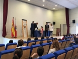 La ganadora de Cantabria XXXVII Edición, explicando su trabajo.